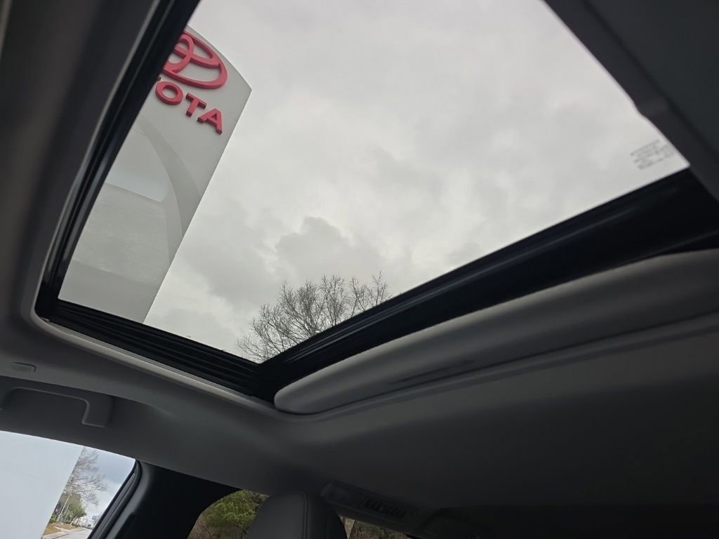 Used 2025 Toyota Sienna XLE image 35