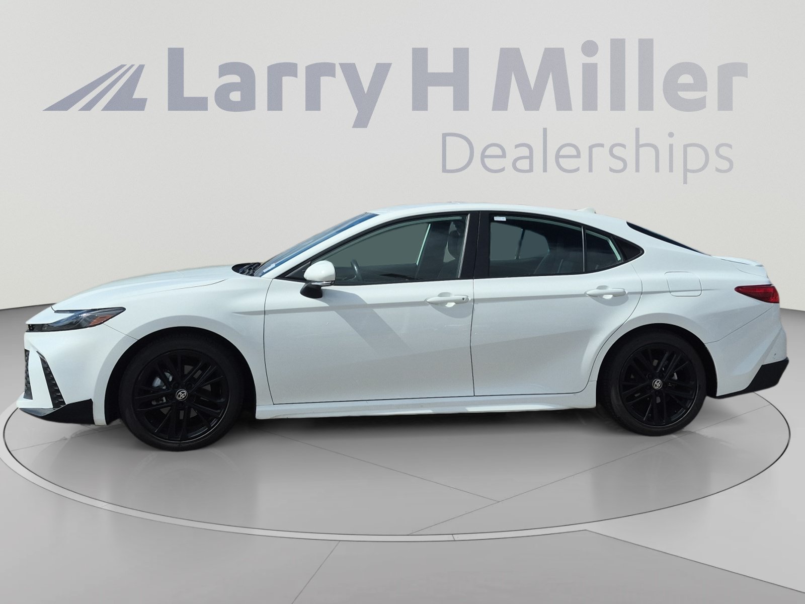 Used 2025 Toyota Camry SE FWD image 2