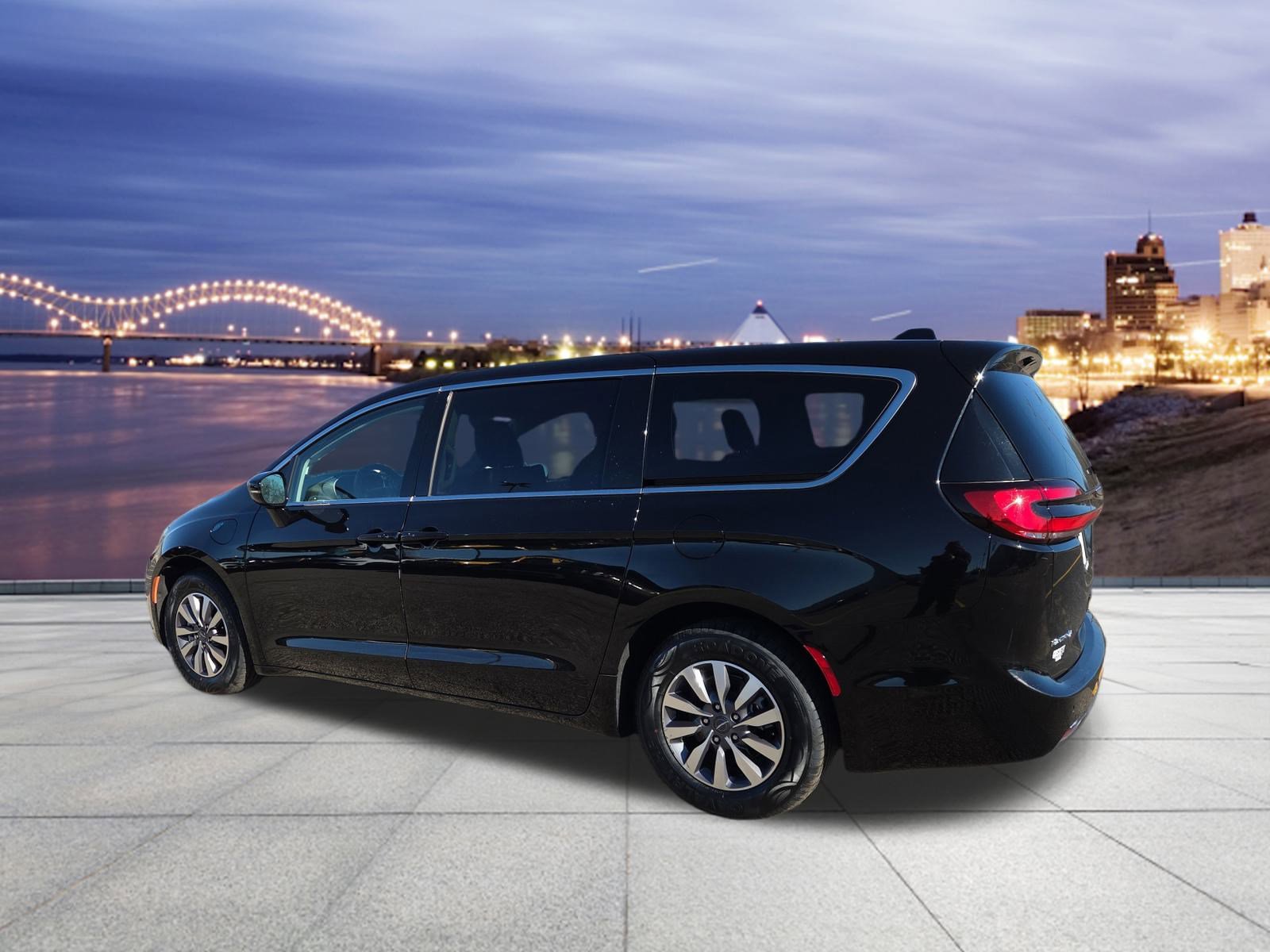 Used 2024 Chrysler Pacifica Select image 3