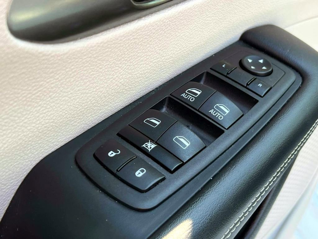 Used 2023 Chrysler Pacifica Touring-L image 17