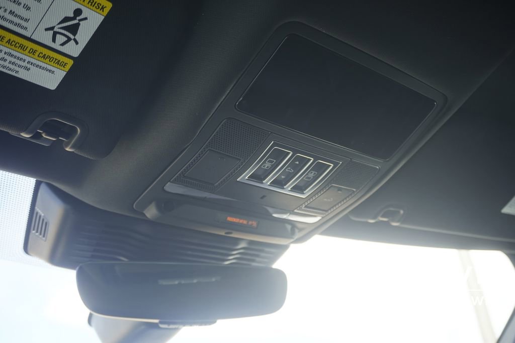 Used 2025 Land Rover Discovery S image 16