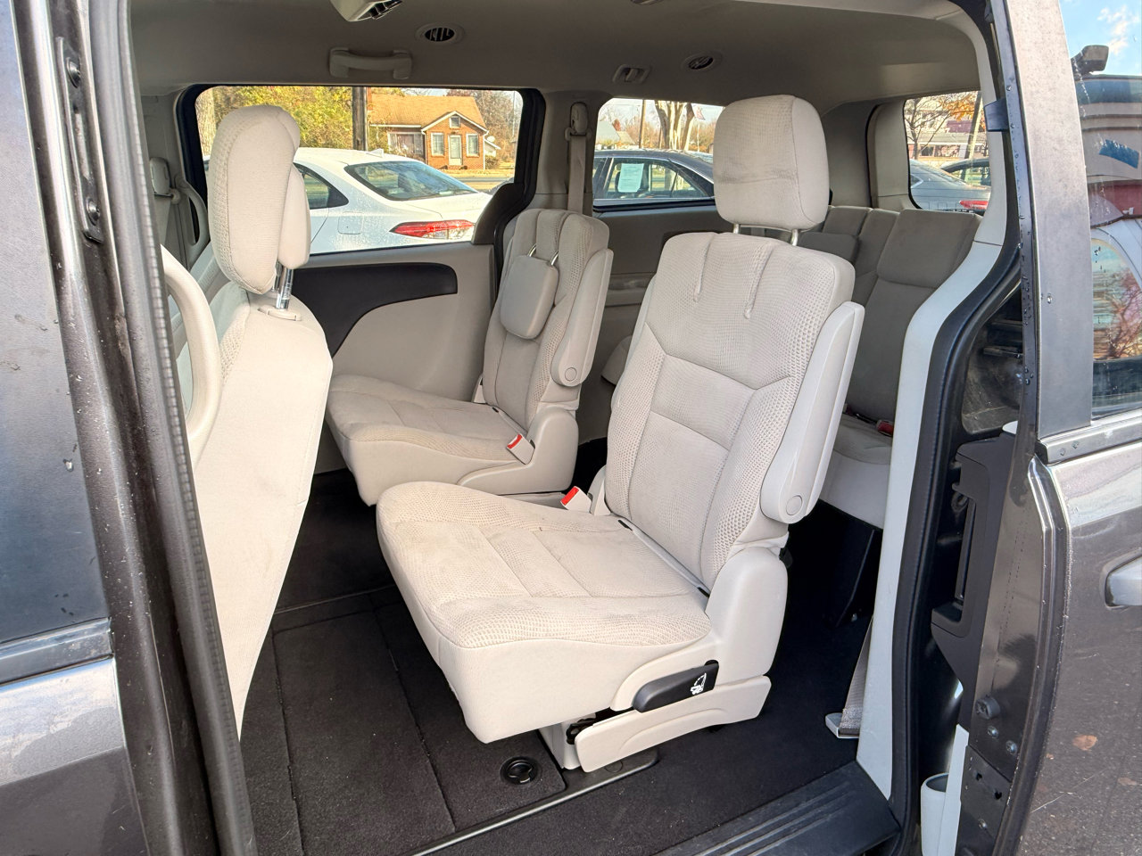 Used 2019 Dodge Grand Caravan SE w/ UConnect Hands-Free Group image 17