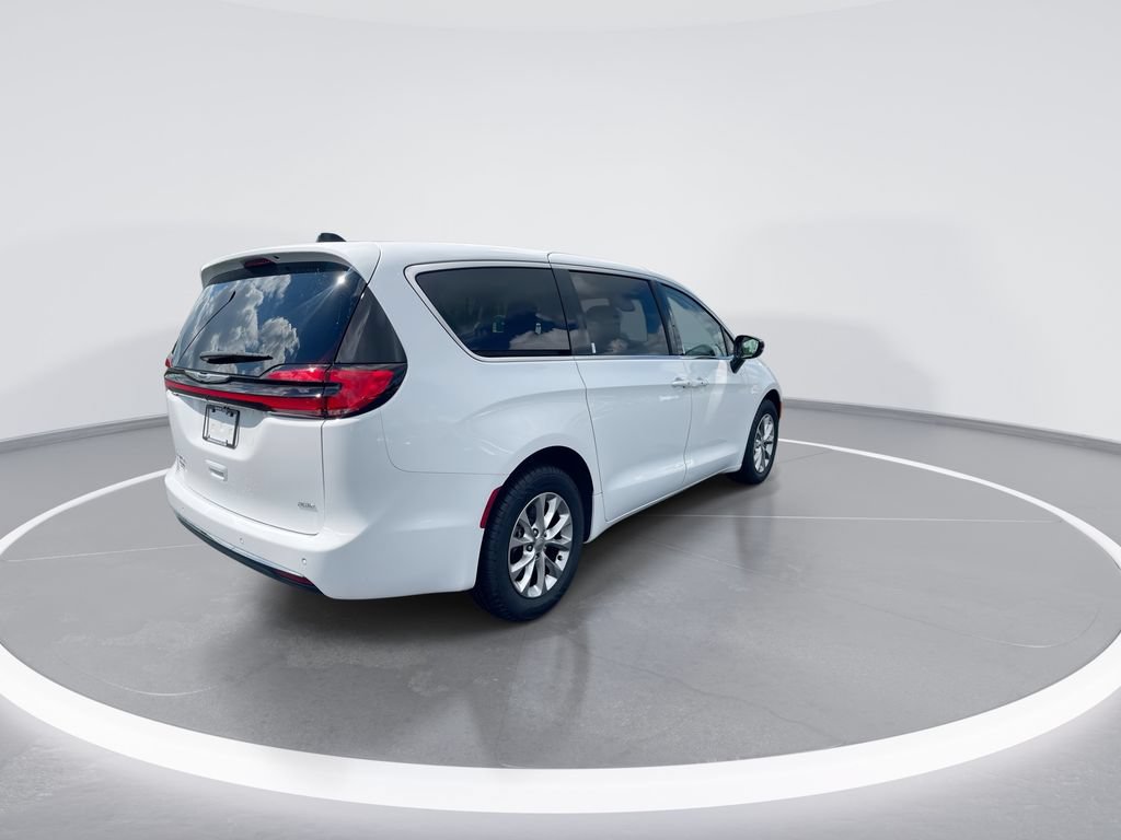 Used 2024 Chrysler Pacifica Touring-L AWD/4WD image 8