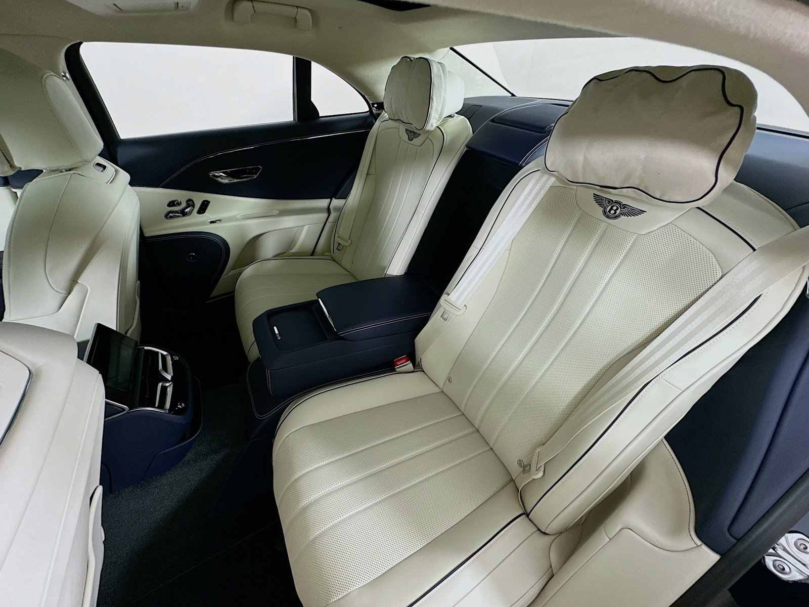 New 2026 Bentley Flying Spur V8 AWD/4WD image 39