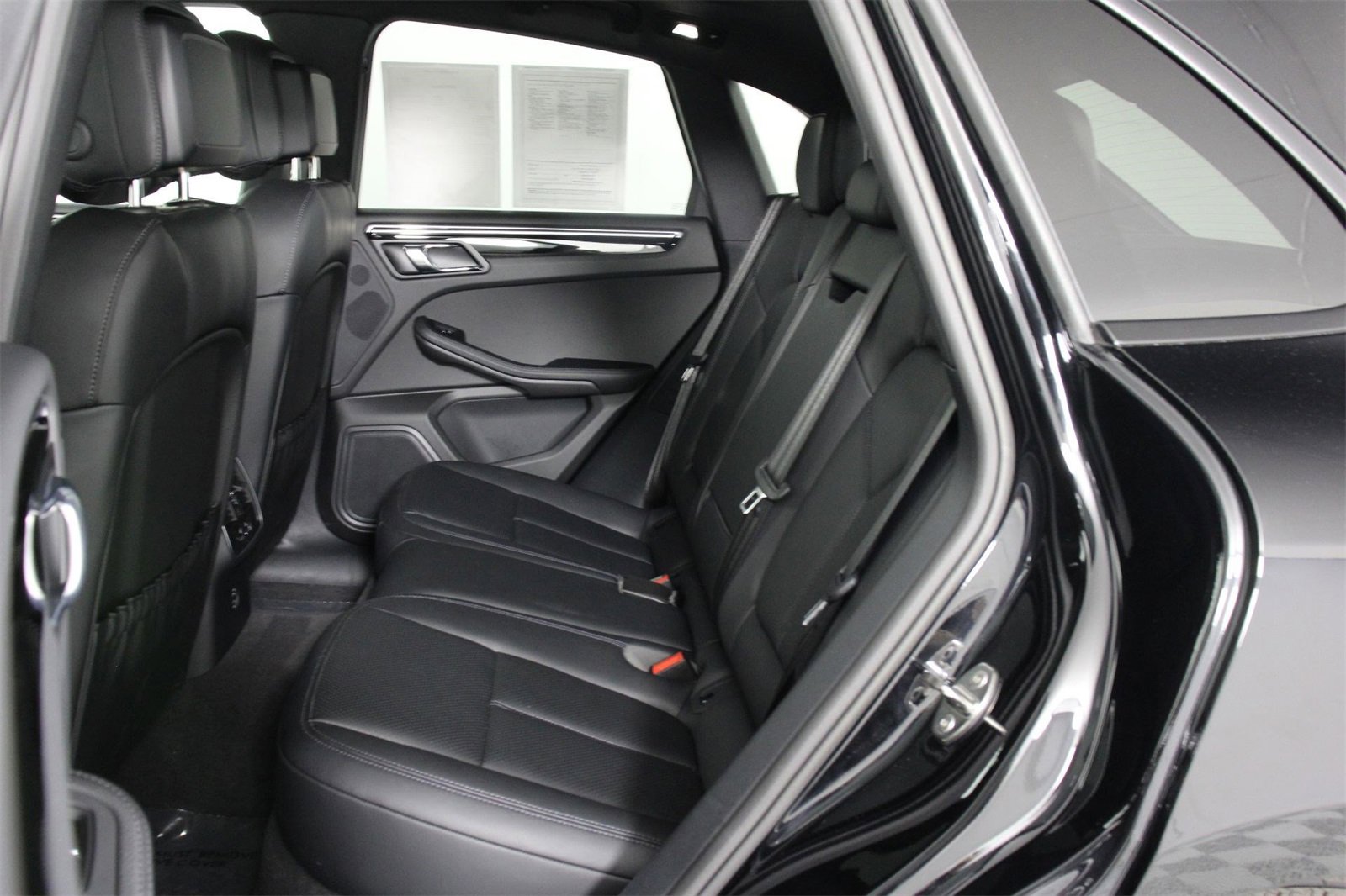 Used 2025 Porsche Macan image 33
