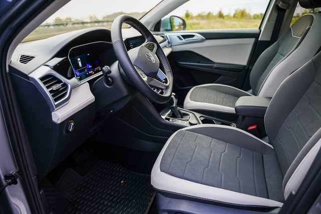 Certified 2025 Volkswagen Taos SE w/ Panoramic Sunroof Package image 7