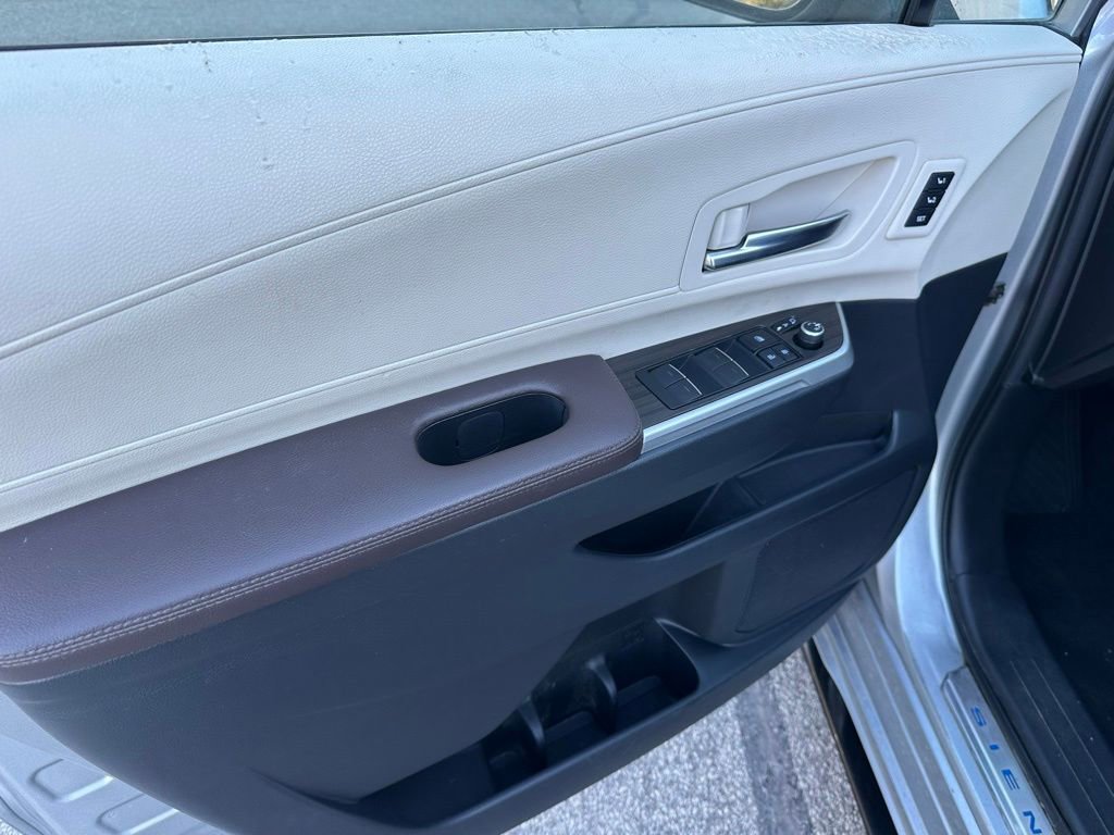 Used 2022 Toyota Sienna Platinum image 10