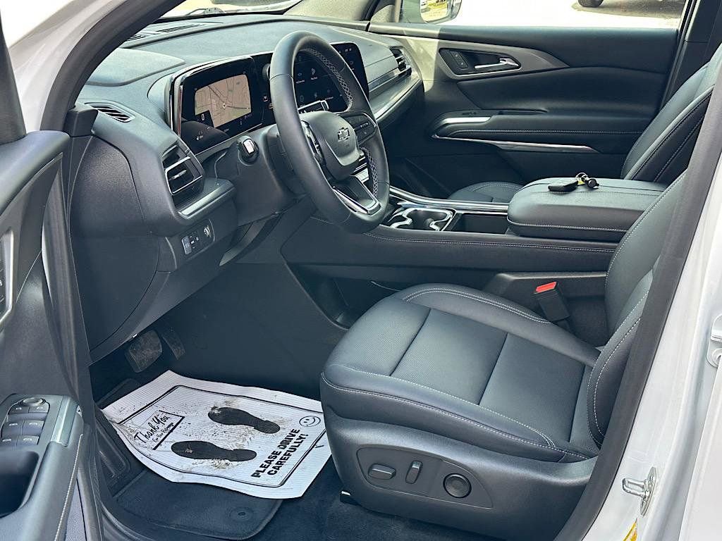 Used 2026 Chevrolet Traverse LT FWD image 11