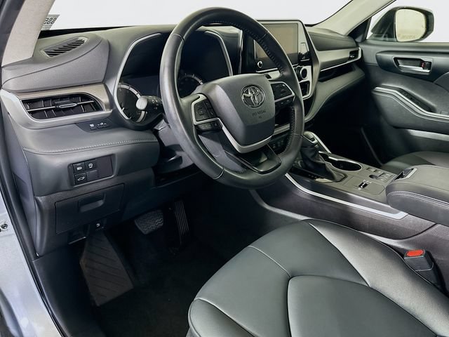 Certified 2025 Toyota Highlander XLE FWD image 10