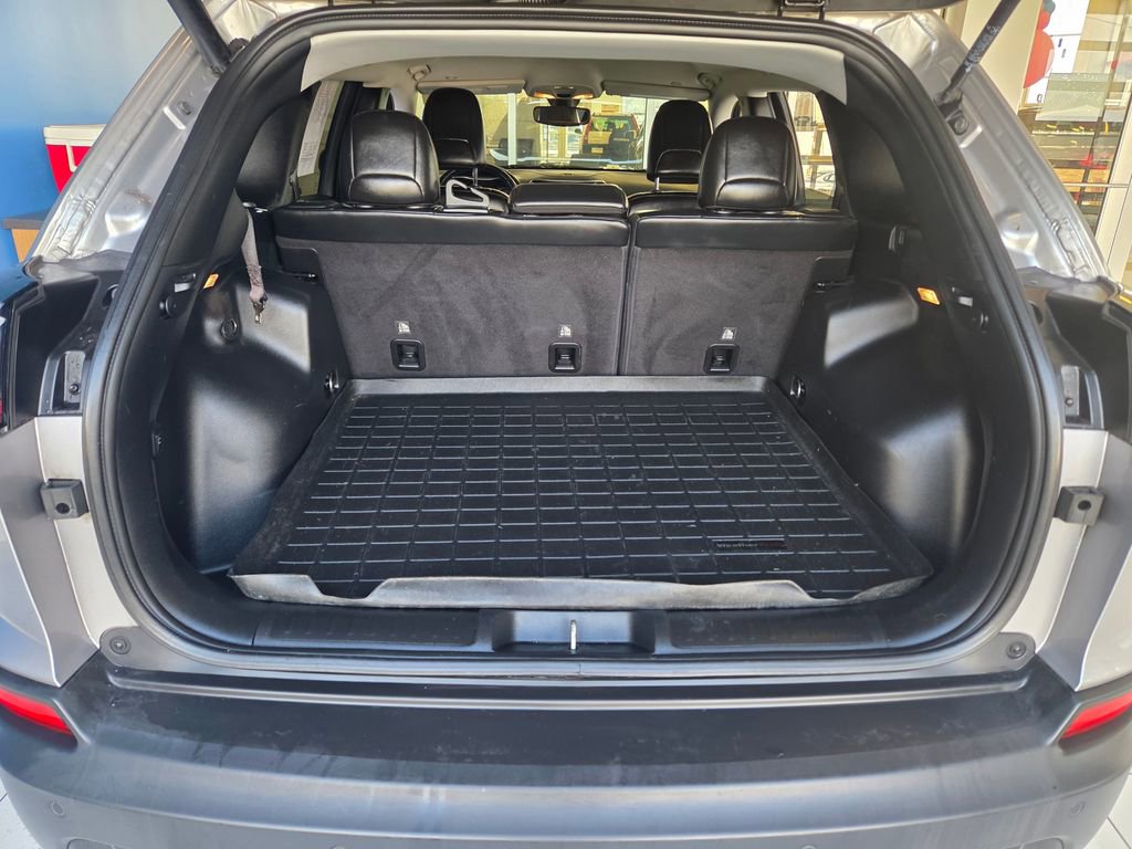 Used 2019 Jeep Cherokee Latitude Plus w/ Comfort/Convenience Group image 11