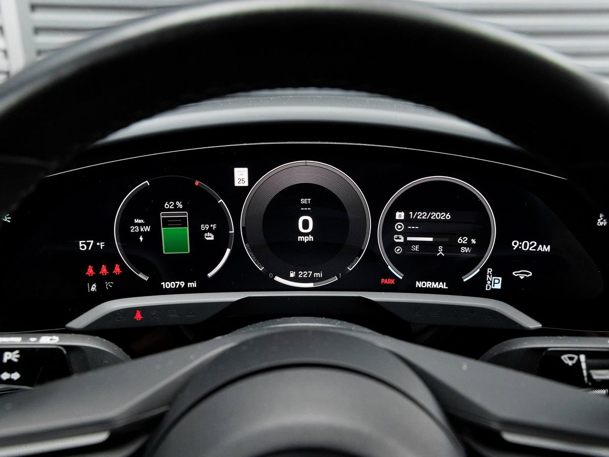 Used 2025 Porsche Taycan image 18