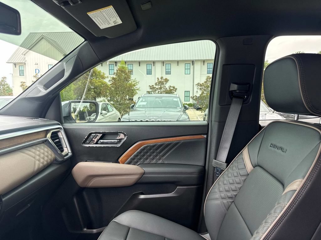 Used 2025 GMC Canyon Denali AWD/4WD image 19