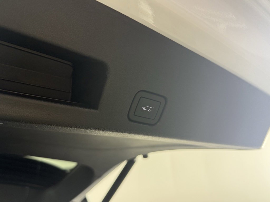 Used 2025 GMC Acadia Elevation image 12