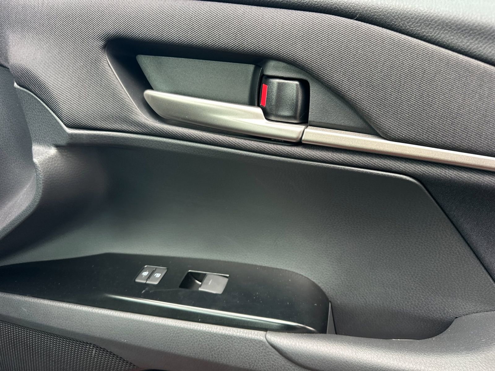 Used 2025 Toyota Camry LE w/ Convenience Package image 18