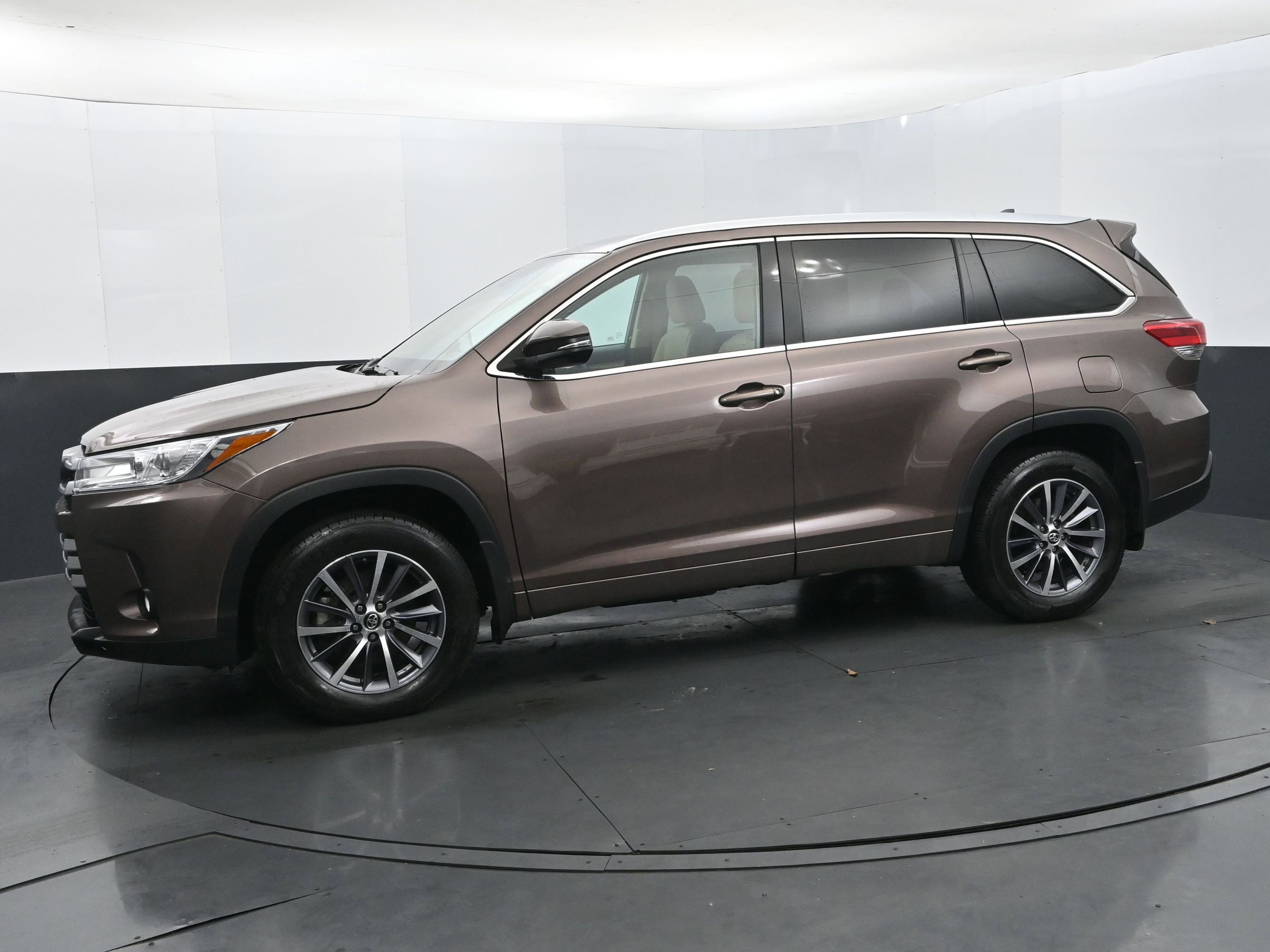 Used 2018 Toyota Highlander XLE image 2