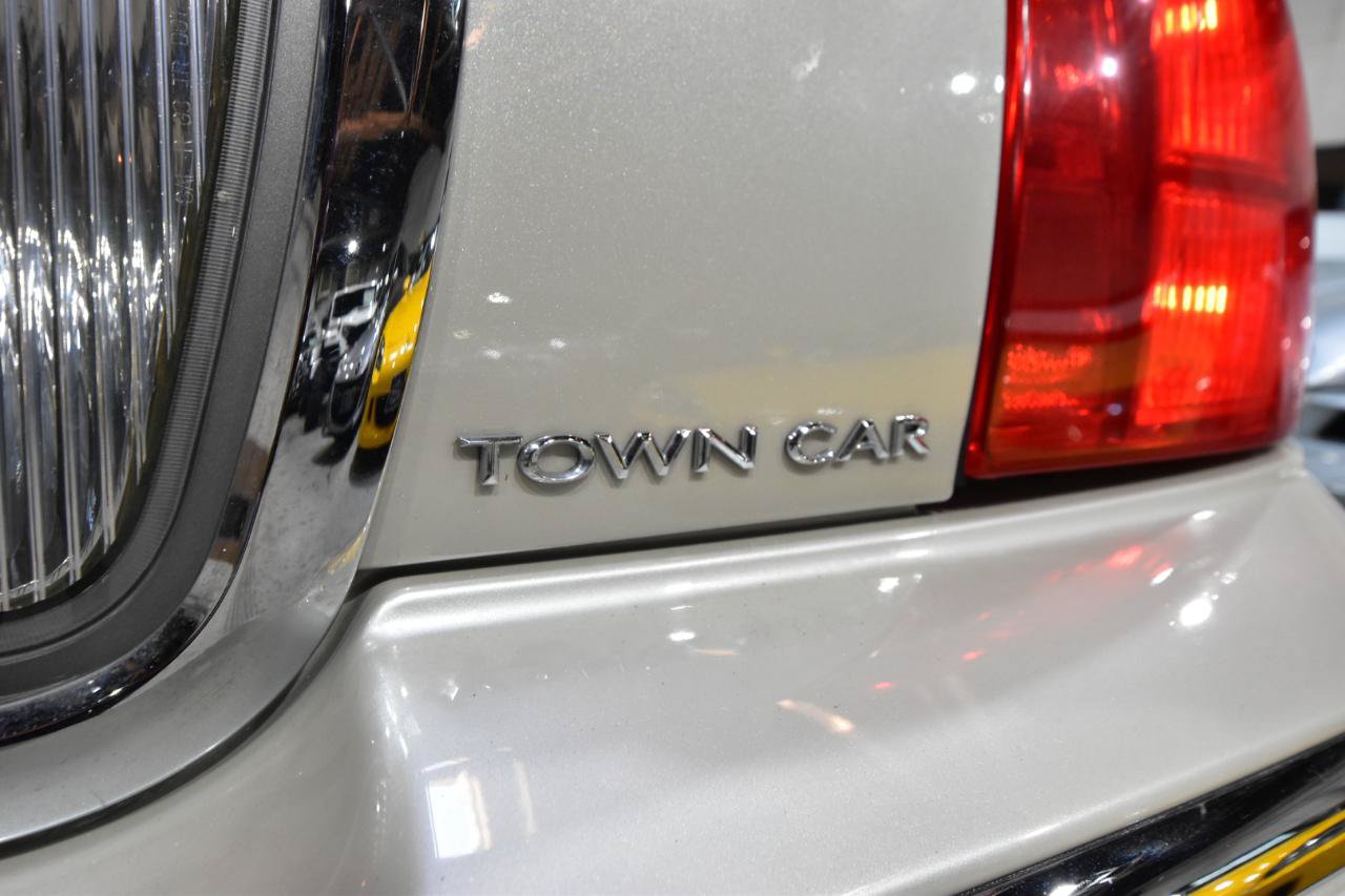 Used 2006 Lincoln Town Car Signature RWD image 8