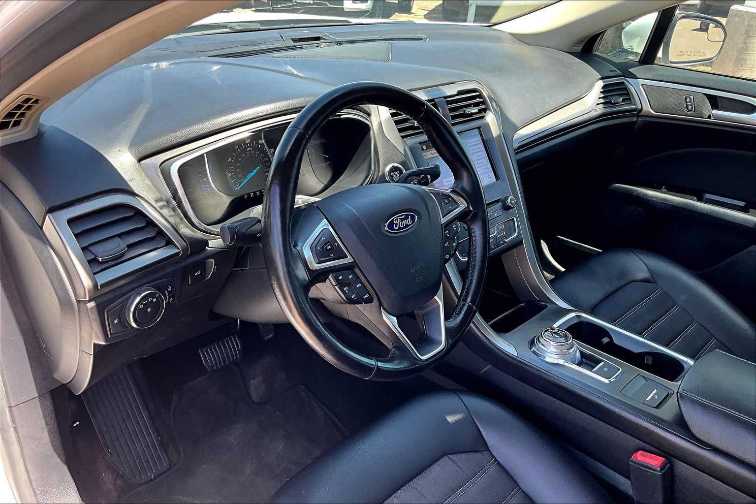 Used 2017 Ford Fusion SE w/ Equipment Group 201A FWD image 18