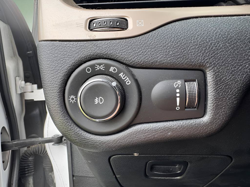 Used 2018 Jeep Cherokee Latitude w/ Altitude Package FWD image 22