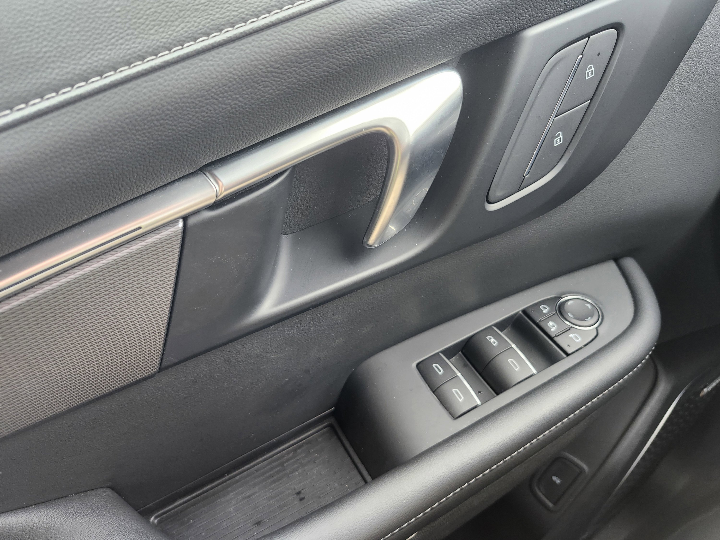 Used 2025 Buick Enclave Sport Touring image 17