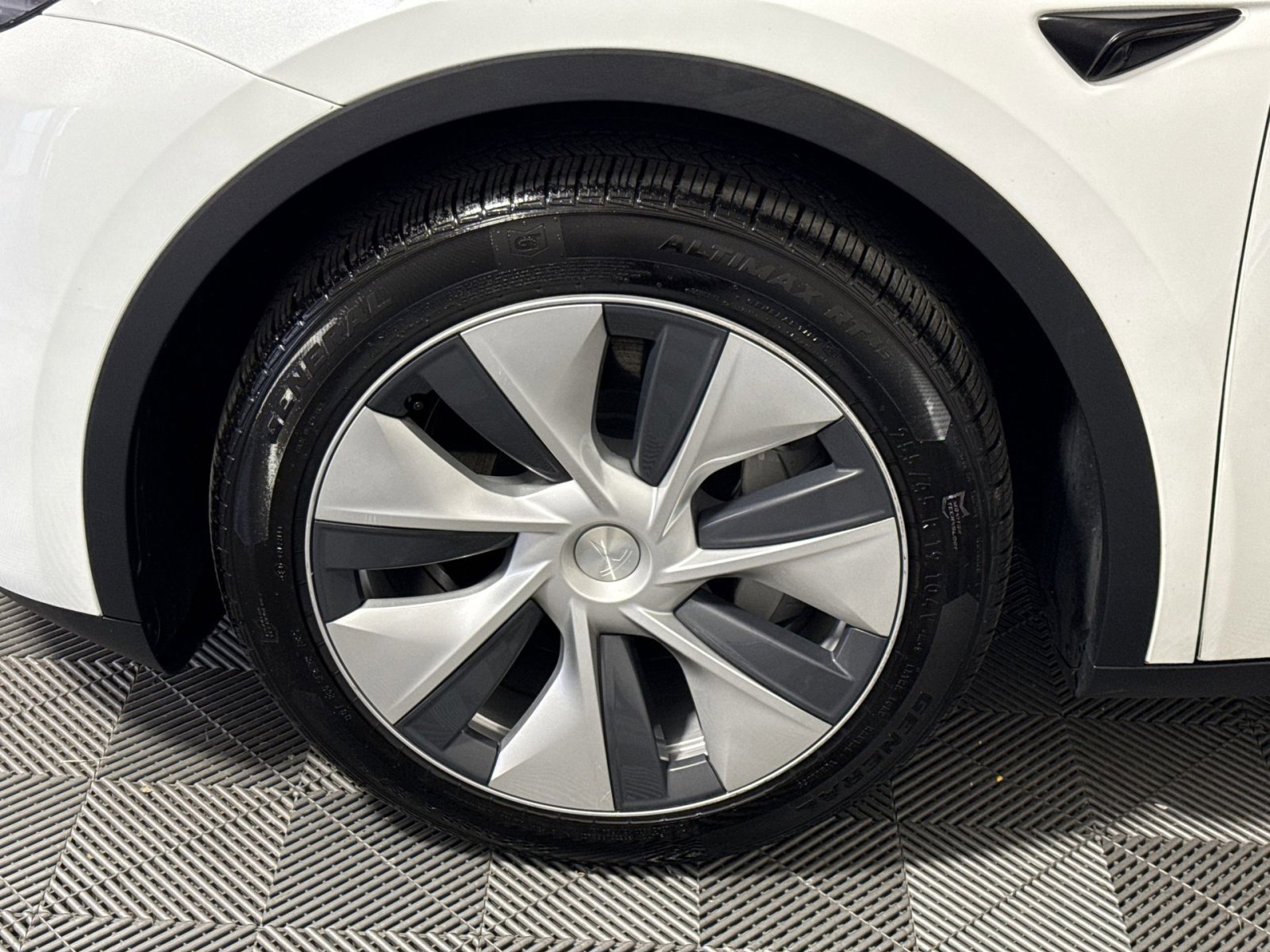 Used 2024 Tesla Model Y Long Range AWD/4WD image 12