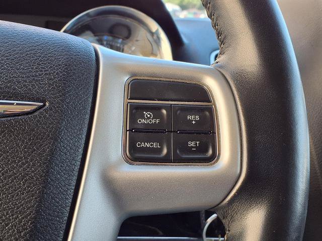 Used 2014 Chrysler Town & Country Touring FWD image 12