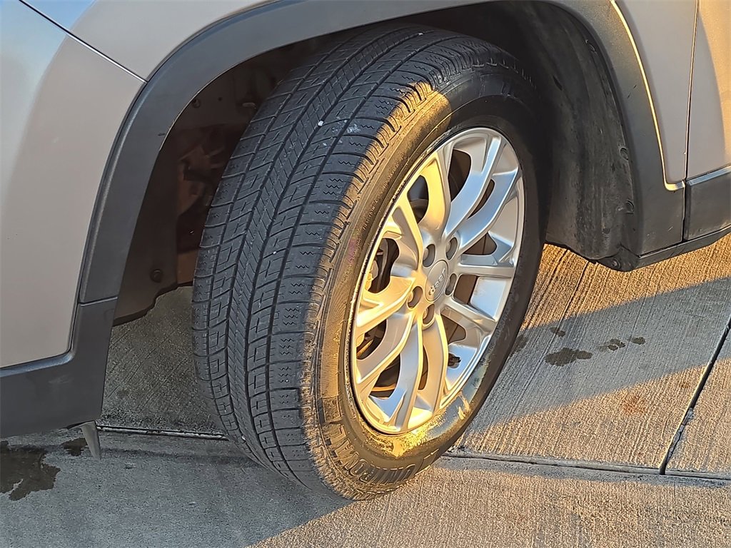 Used 2019 Jeep Cherokee Latitude w/ Popular Appearance Group image 31