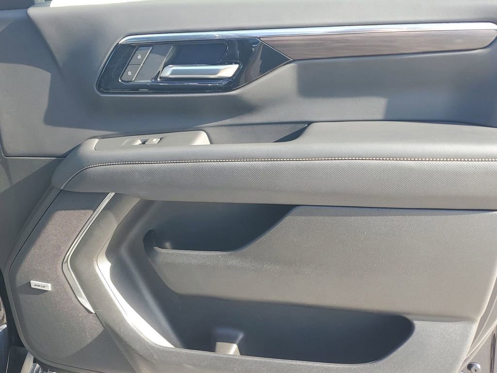 Certified 2025 Chevrolet Suburban Premier image 45