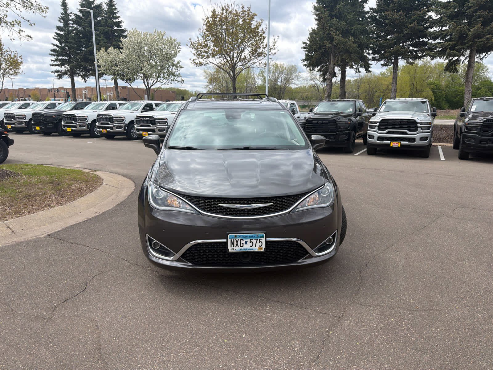 Used 2017 Chrysler Pacifica Touring-L Plus w/ Advanced Safetytec Group FWD image 2