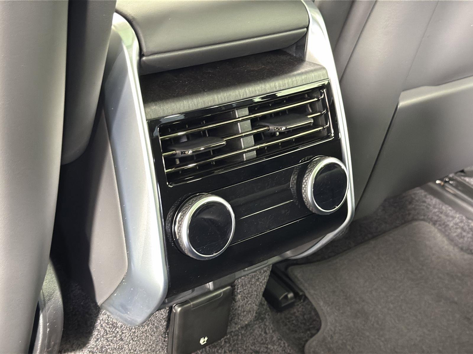 New 2025 Land Rover Range Rover Long Wheelbase SE image 28