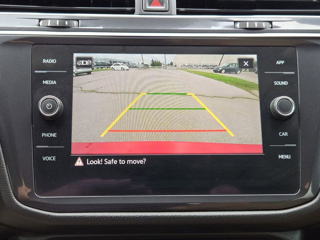 Used 2022 Volkswagen Tiguan SE w/ Panoramic Sunroof Package FWD image 19