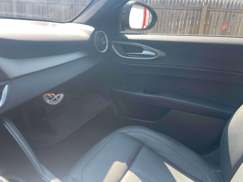Used 2025 Alfa Romeo Giulia AWD image 33