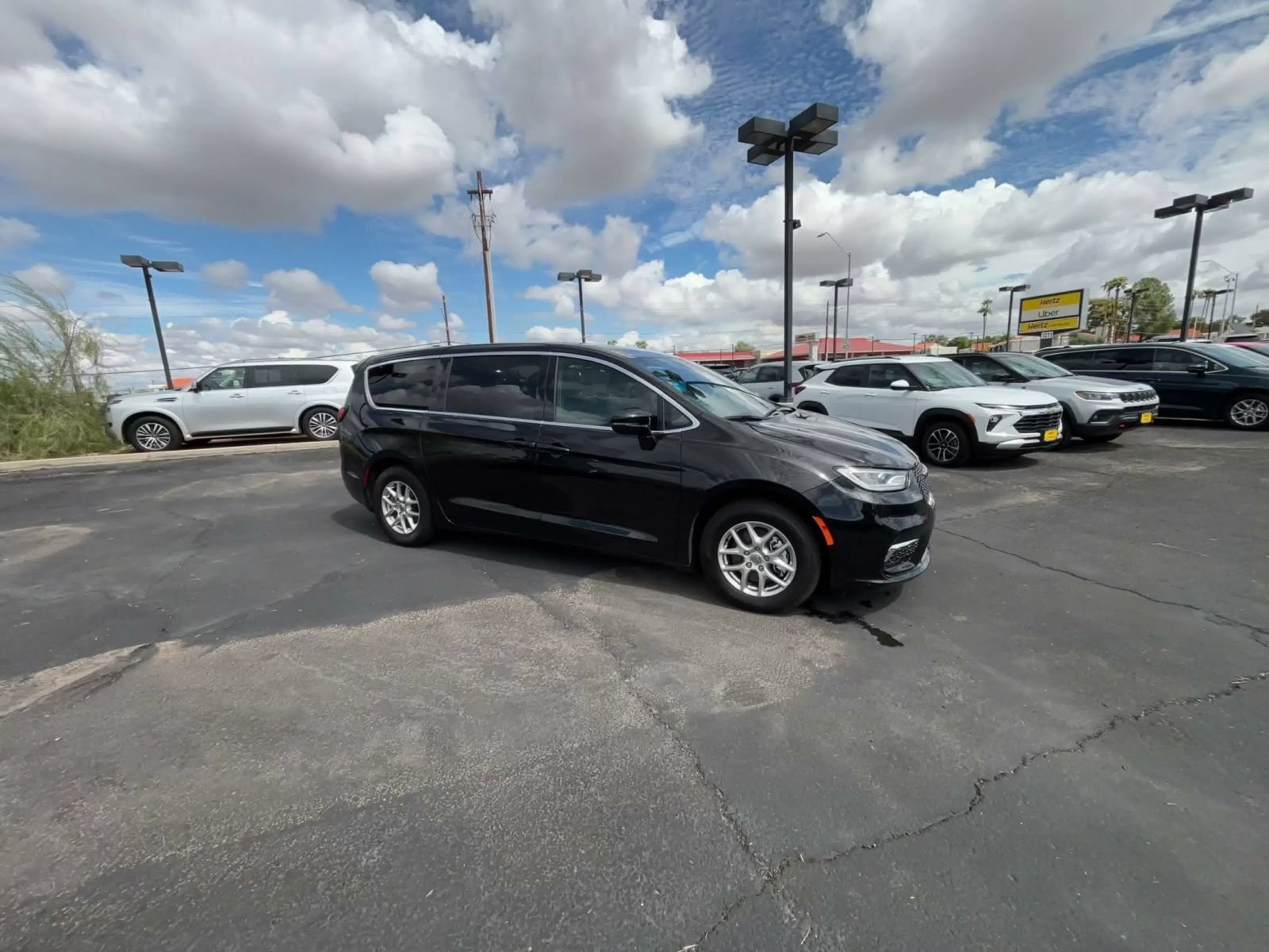 Used 2025 Chrysler Pacifica Select FWD image 2