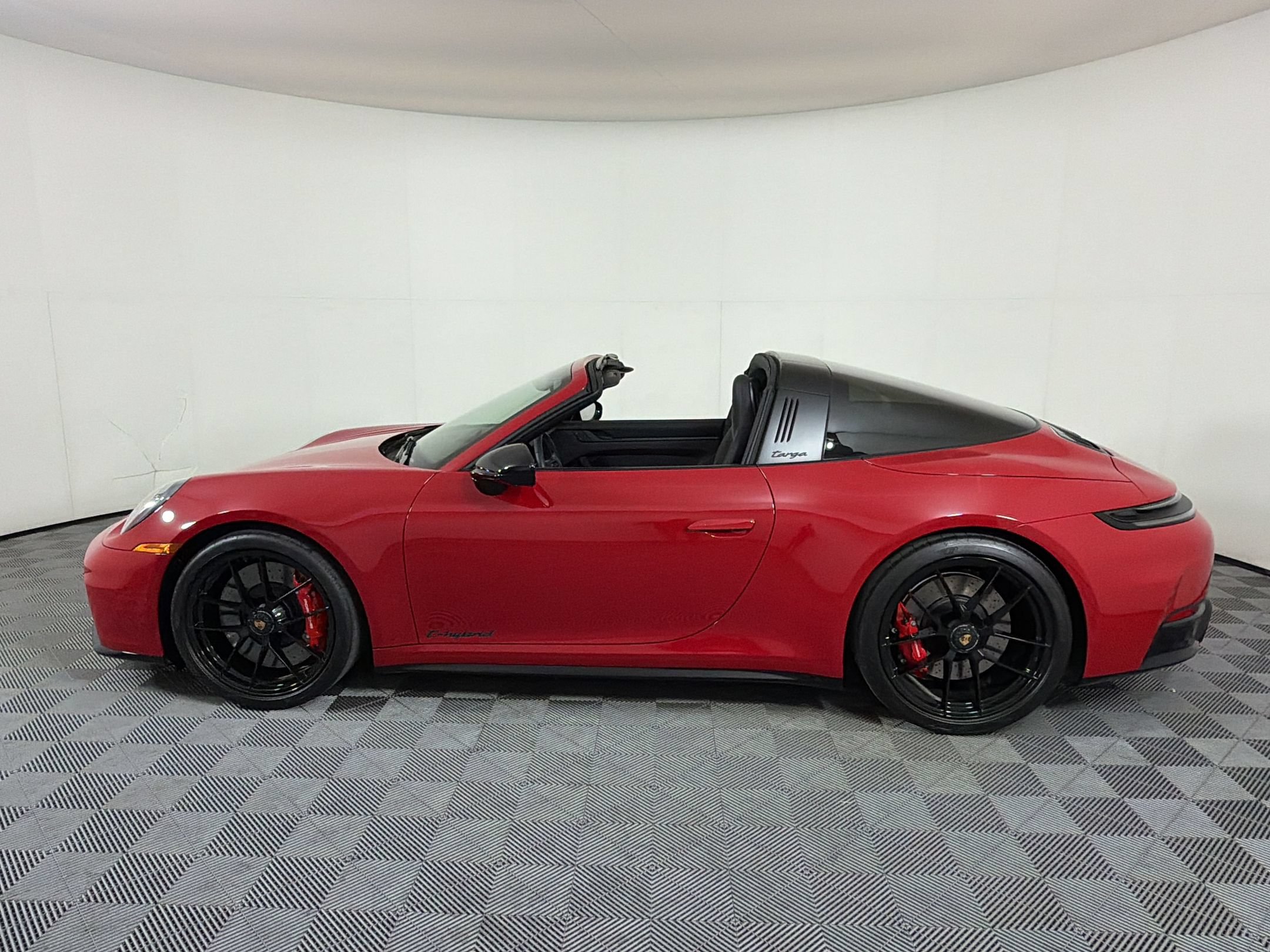 Certified 2025 Porsche 911 Targa 4 GTS AWD/4WD image 2