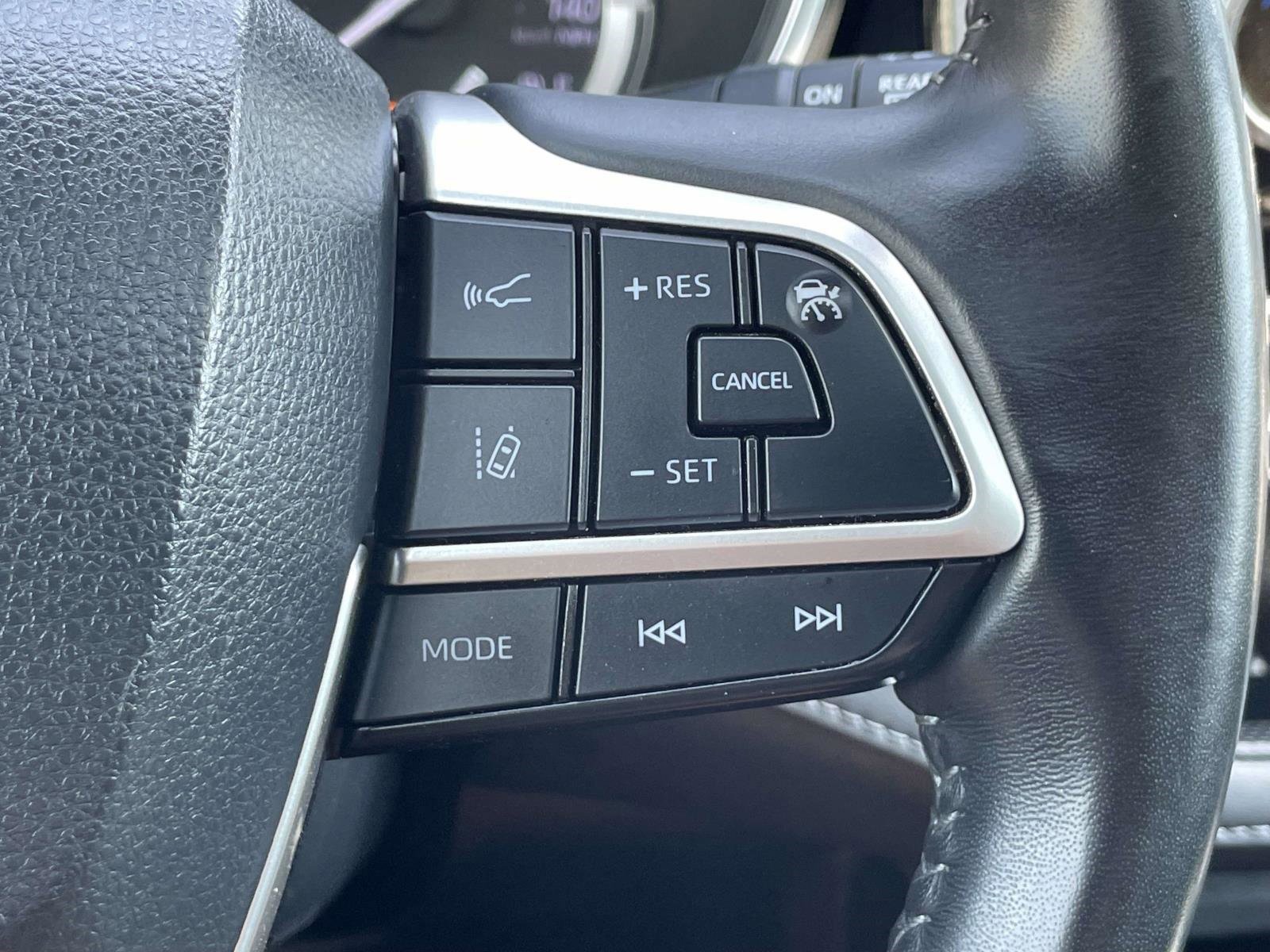 Used 2022 Toyota Highlander XSE AWD/4WD image 25