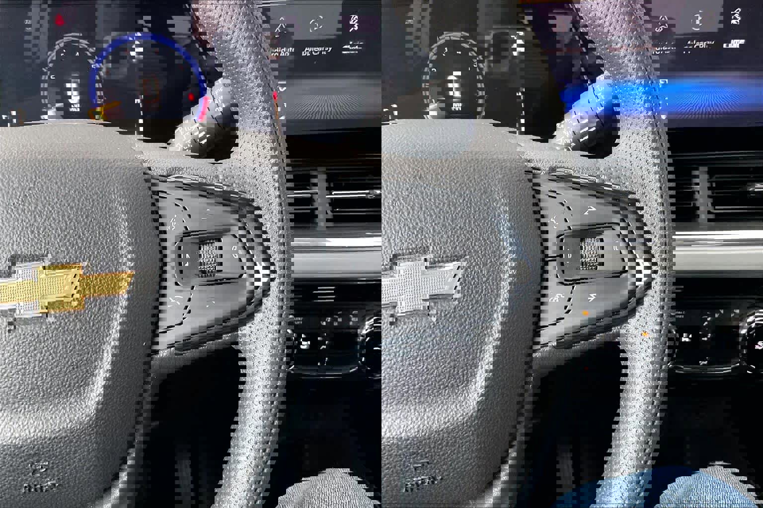 Certified 2025 Chevrolet Trax LT image 24