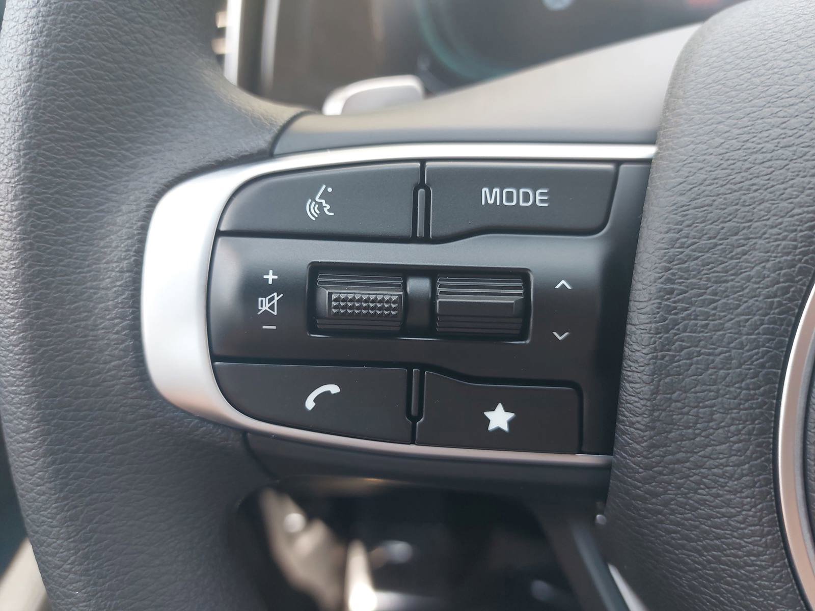 New 2025 Kia Sportage LX FWD image 17
