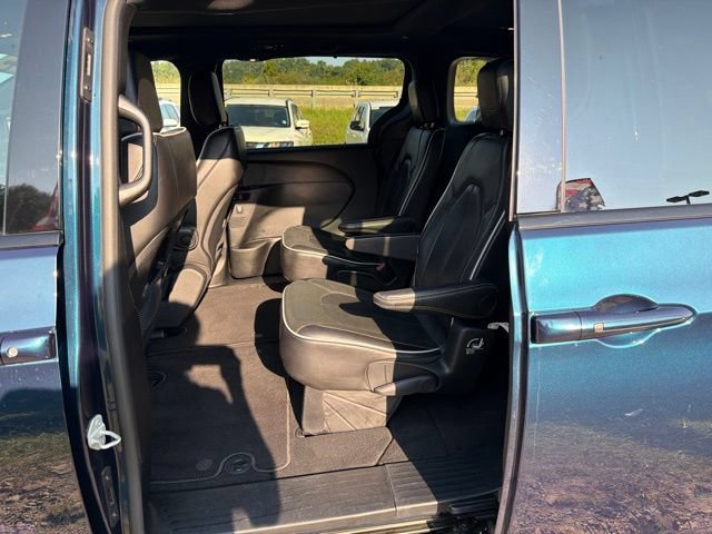 Used 2025 Chrysler Pacifica Limited FWD image 37