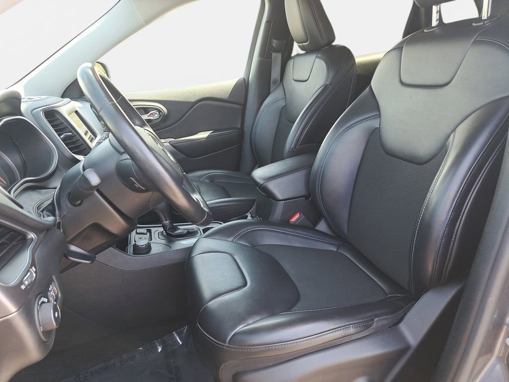 Used 2020 Jeep Cherokee Latitude Plus w/ Cold Weather Group AWD/4WD image 14