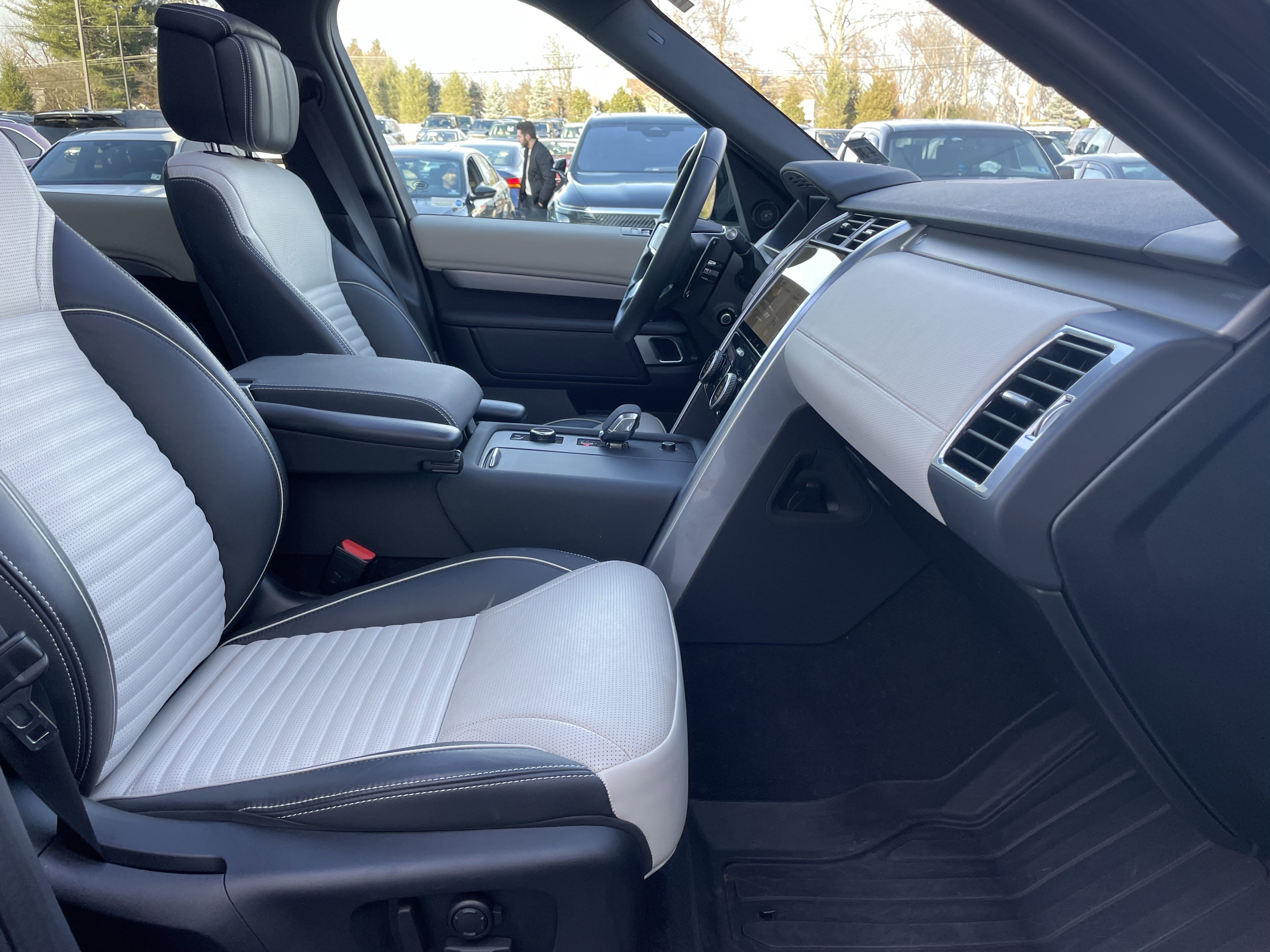 Used 2024 Land Rover Discovery Dynamic SE image 15