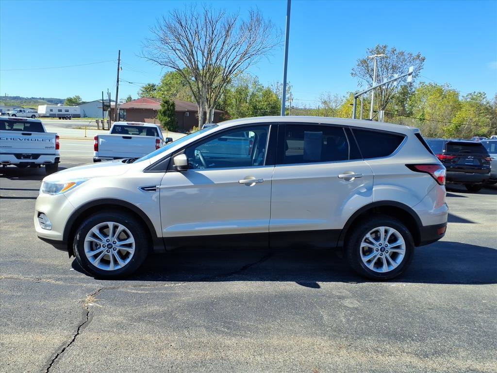 Used 2017 Ford Escape SE image 2