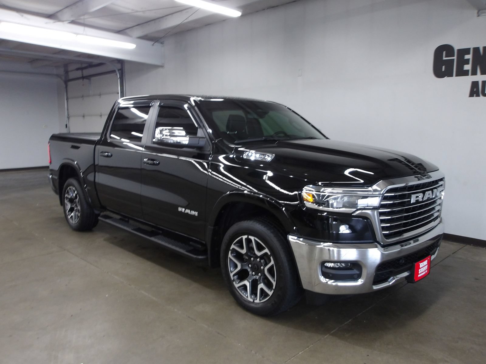 Used 2025 RAM 1500 Laramie AWD/4WD image 4