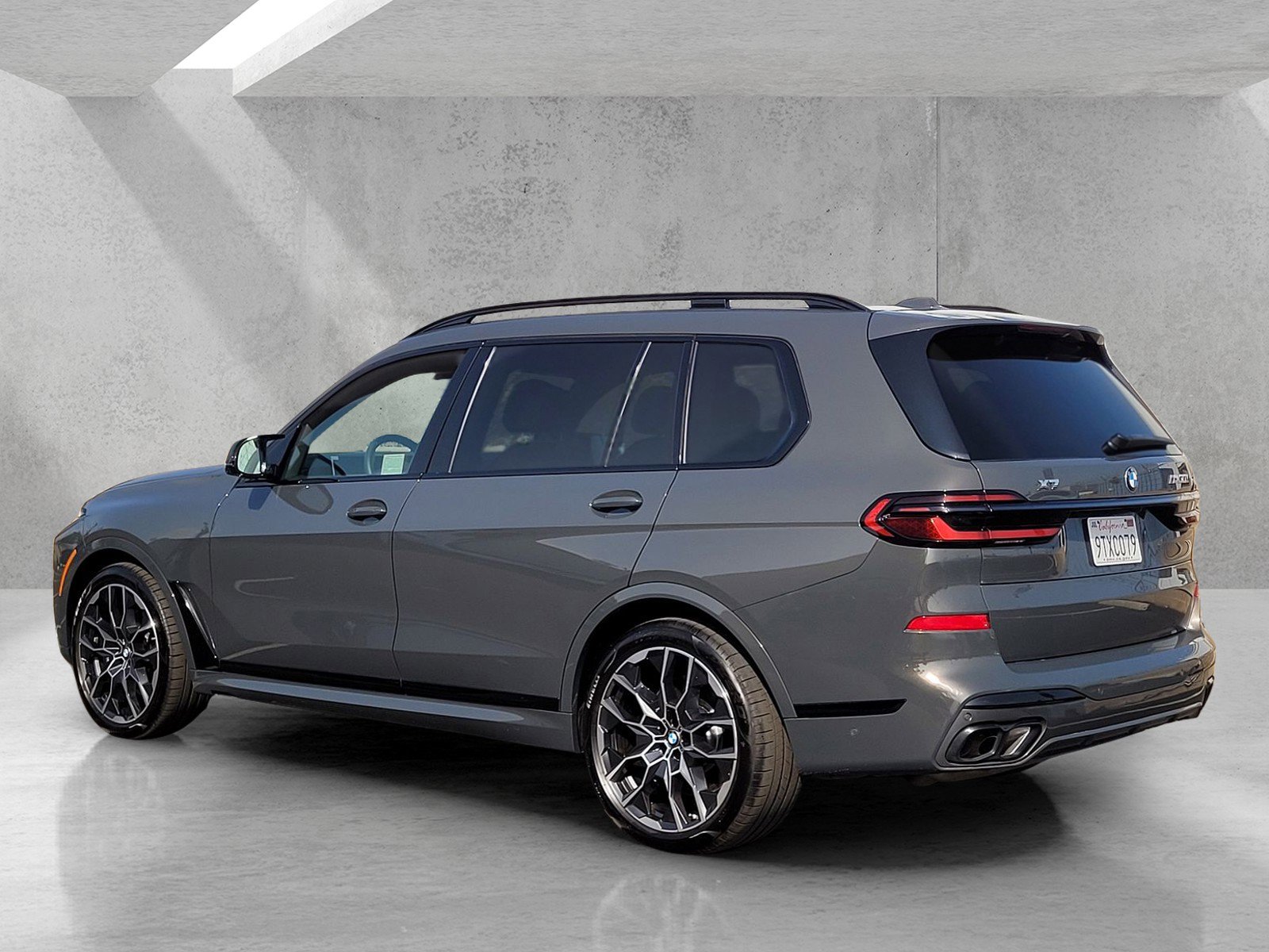 Used 2025 BMW X7 M60i w/ Climate Comfort Package image 6
