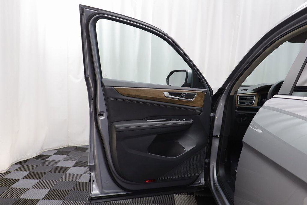 Certified 2025 Volkswagen Atlas SE image 4