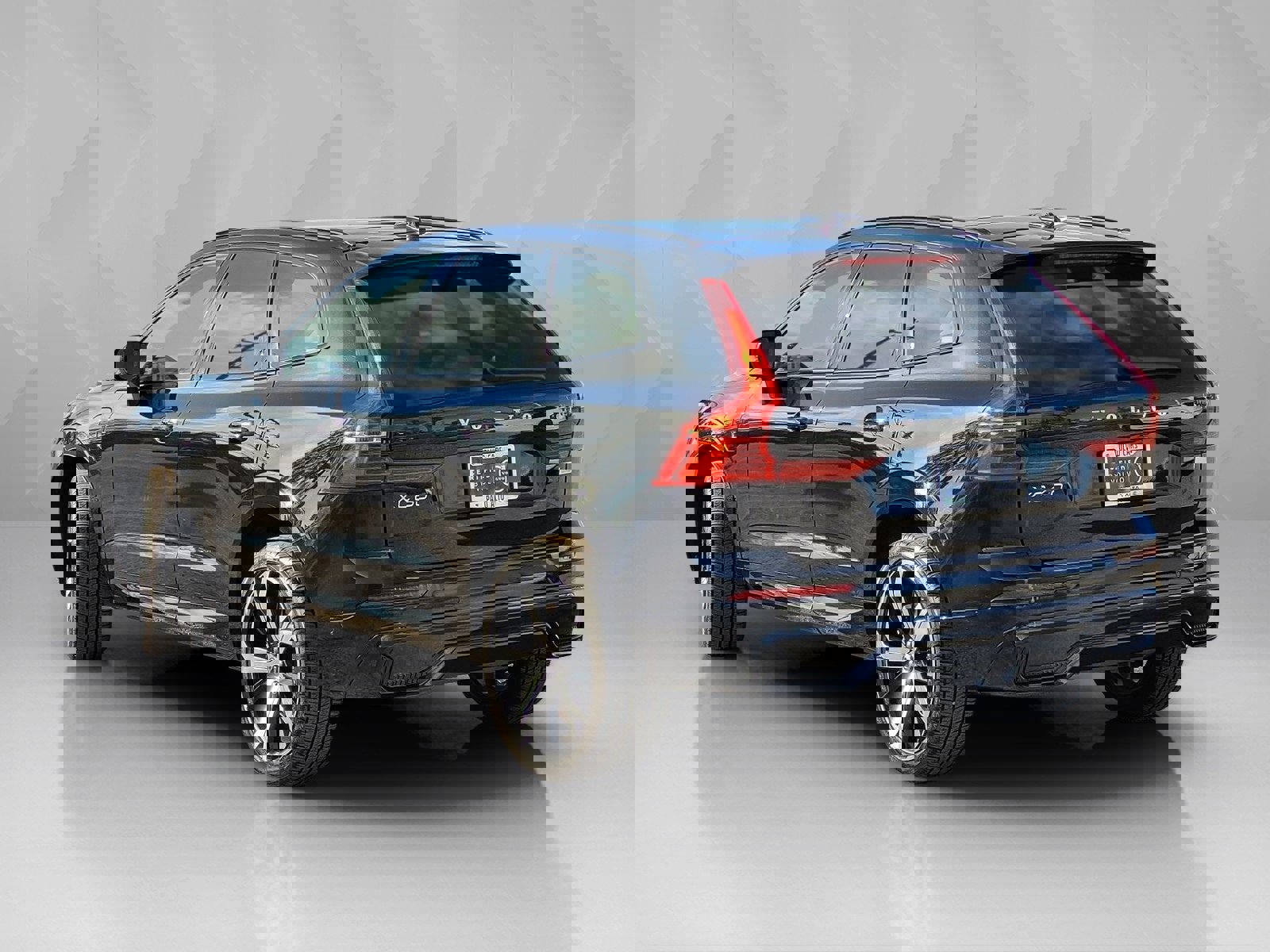 Certified 2024 Volvo XC60 T8 Ultimate w/ Protection Package Premier image 4