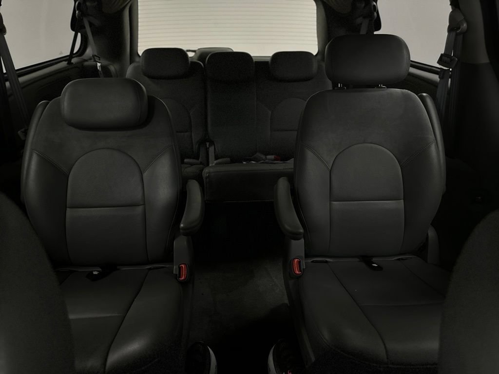 Used 2005 Chrysler Town & Country Limited FWD image 16