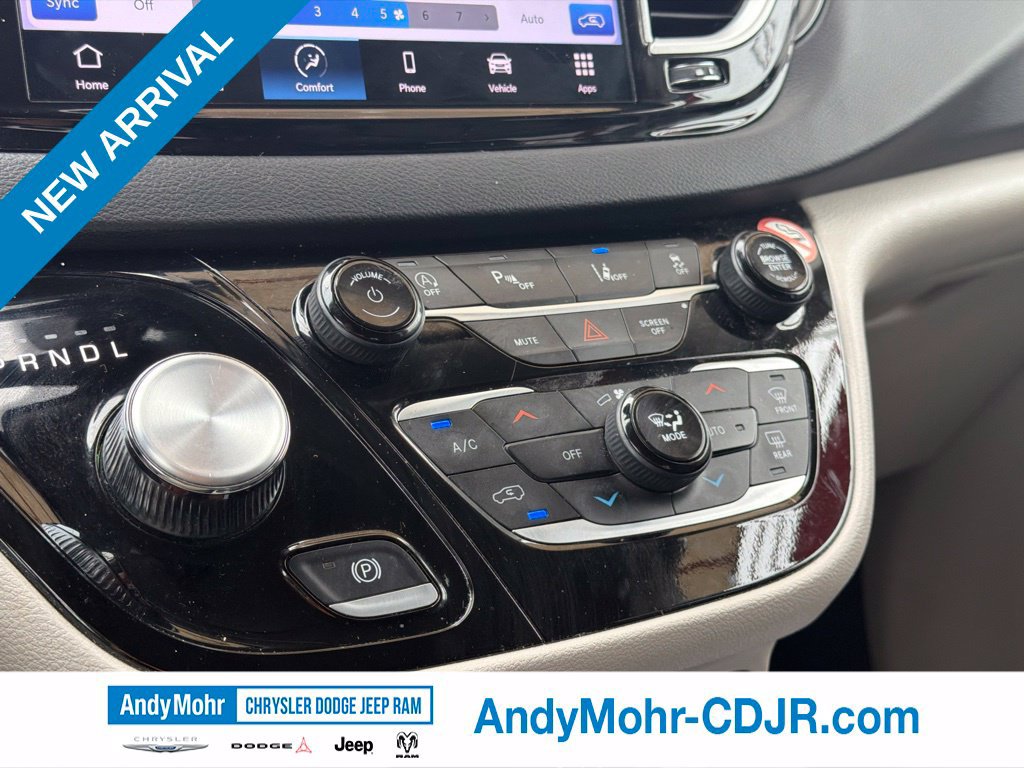 Used 2024 Chrysler Pacifica Touring-L FWD image 36