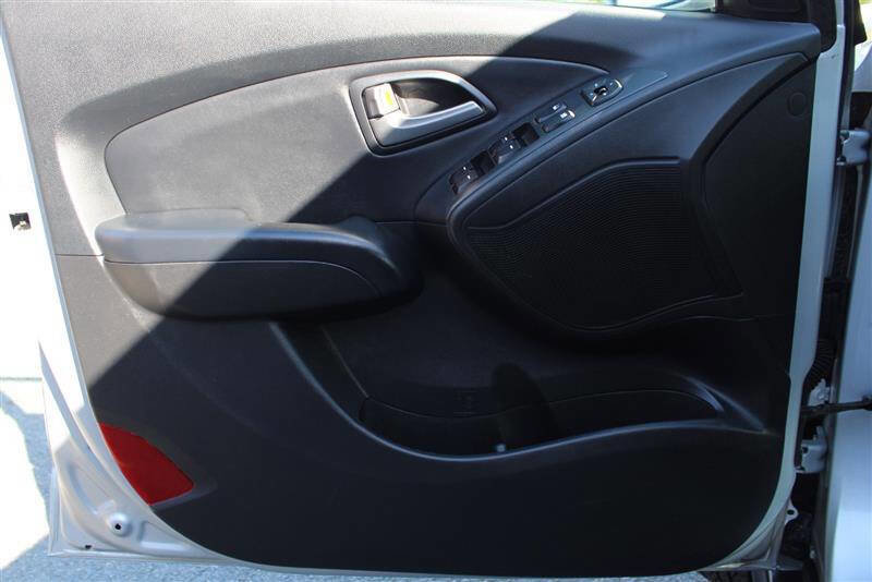 Used 2012 Hyundai Tucson Limited FWD image 12