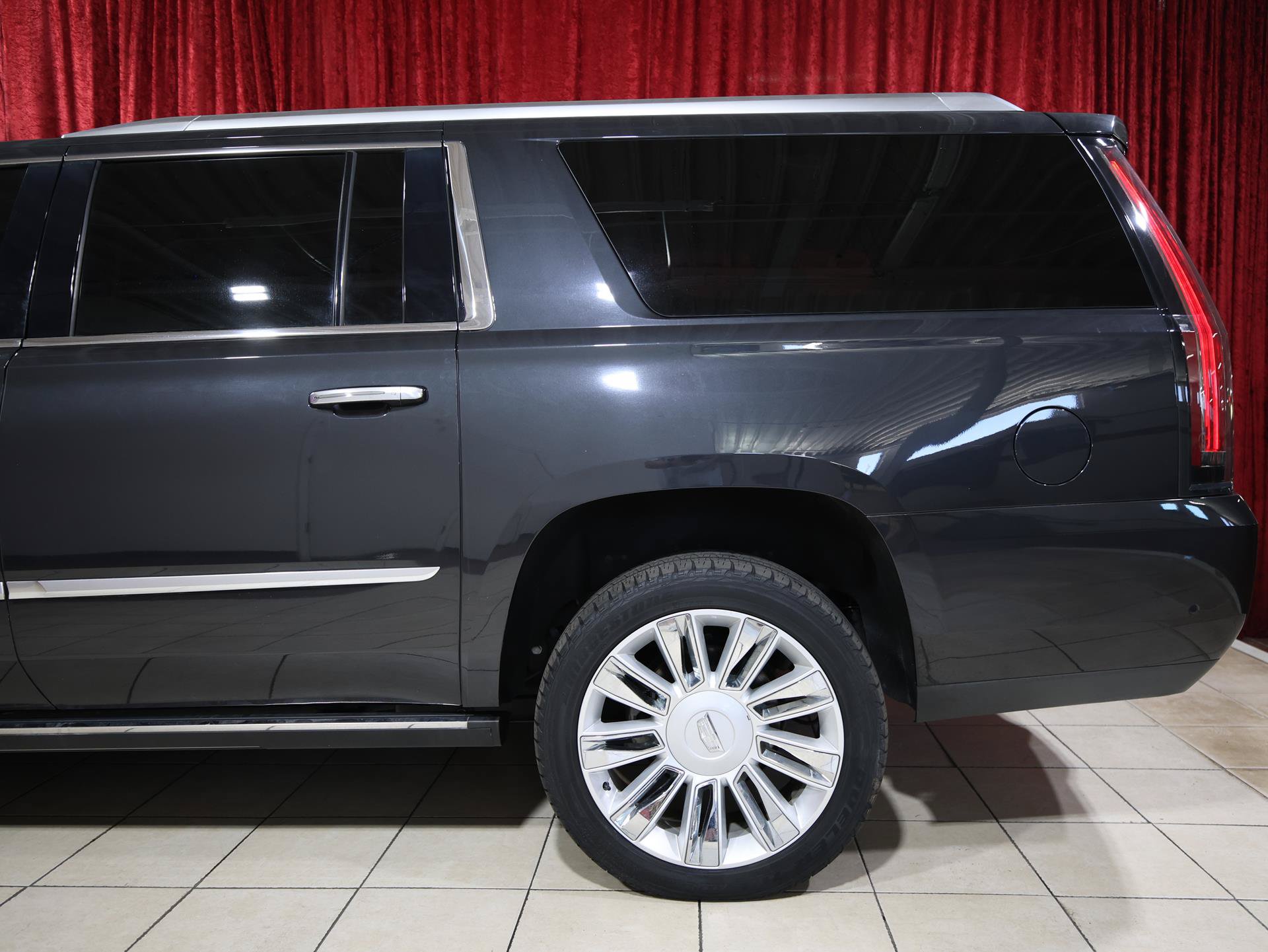 Used 2019 Cadillac Escalade ESV Platinum RWD image 6