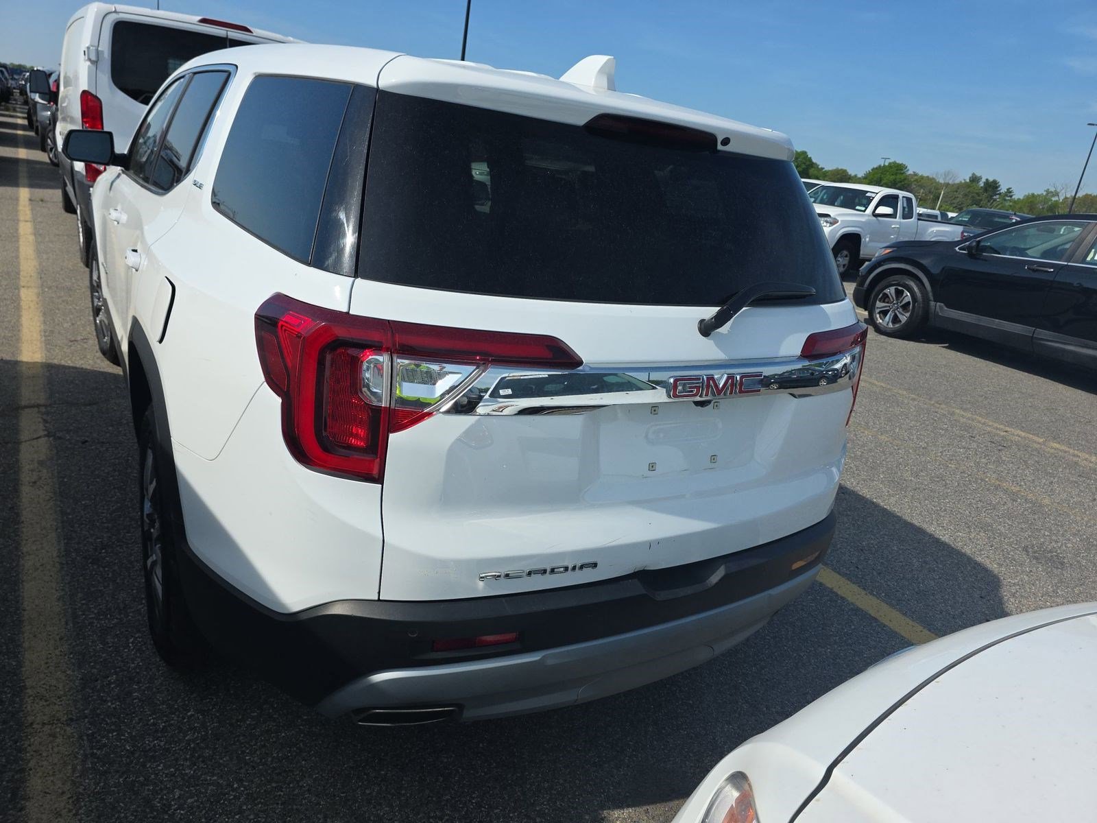 Used 2022 GMC Acadia SLE FWD image 4