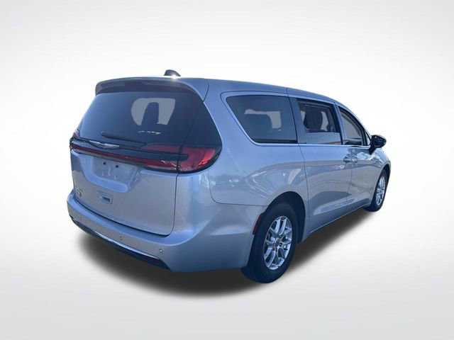Used 2024 Chrysler Pacifica Touring-L image 8